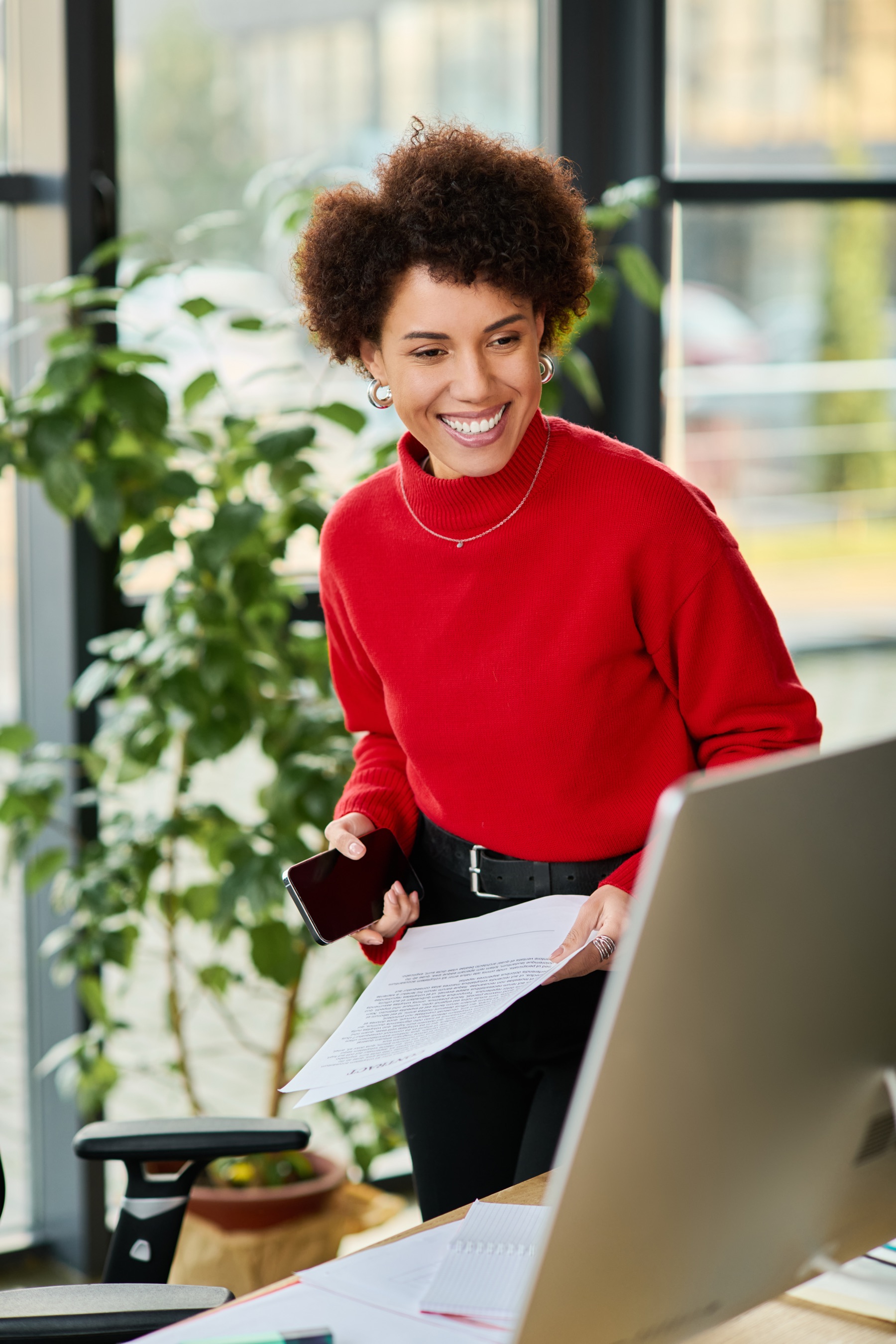 Mujer profesional con energía en oficina contemporánea