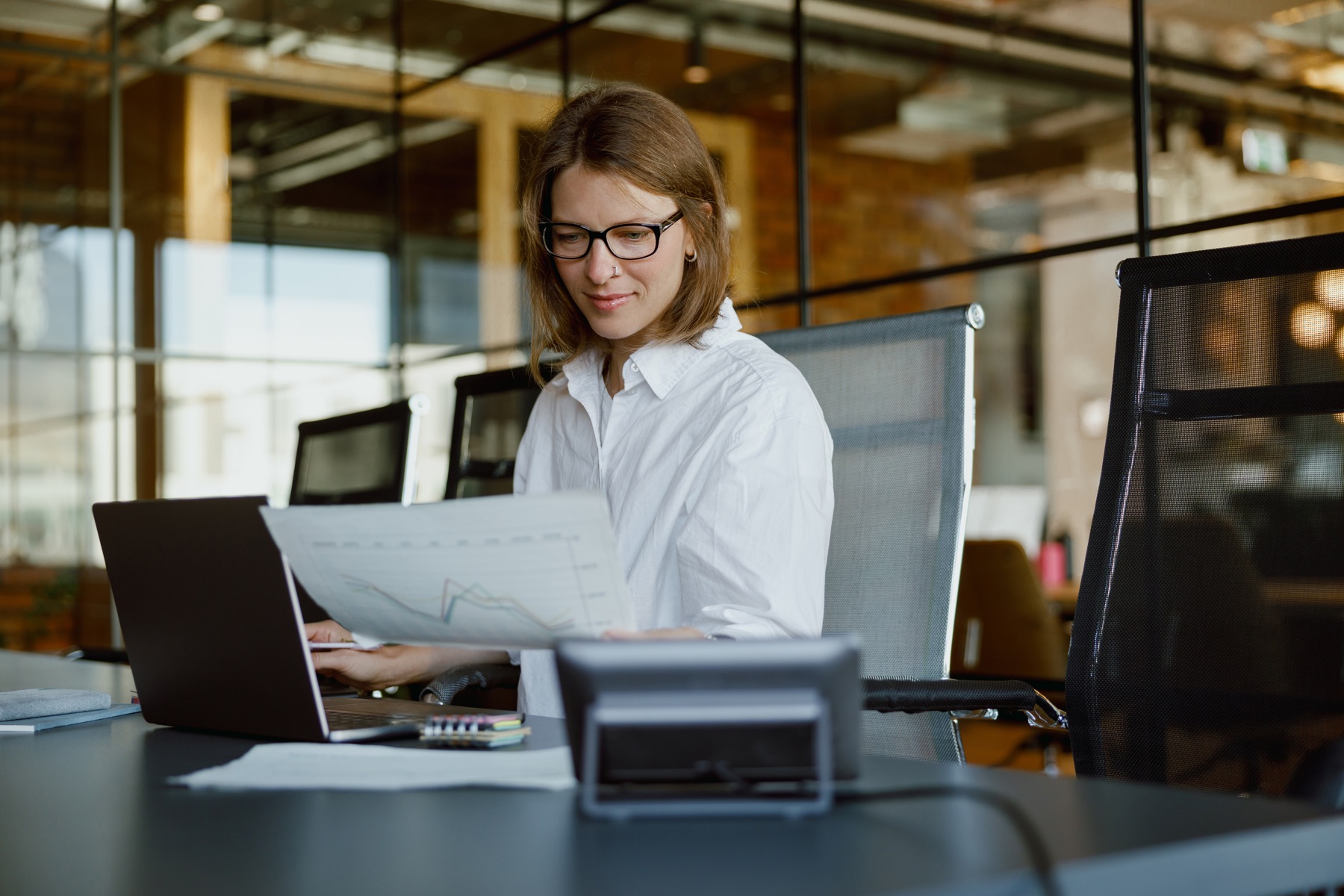 Mujer profesional revisando documentos en su escritorio